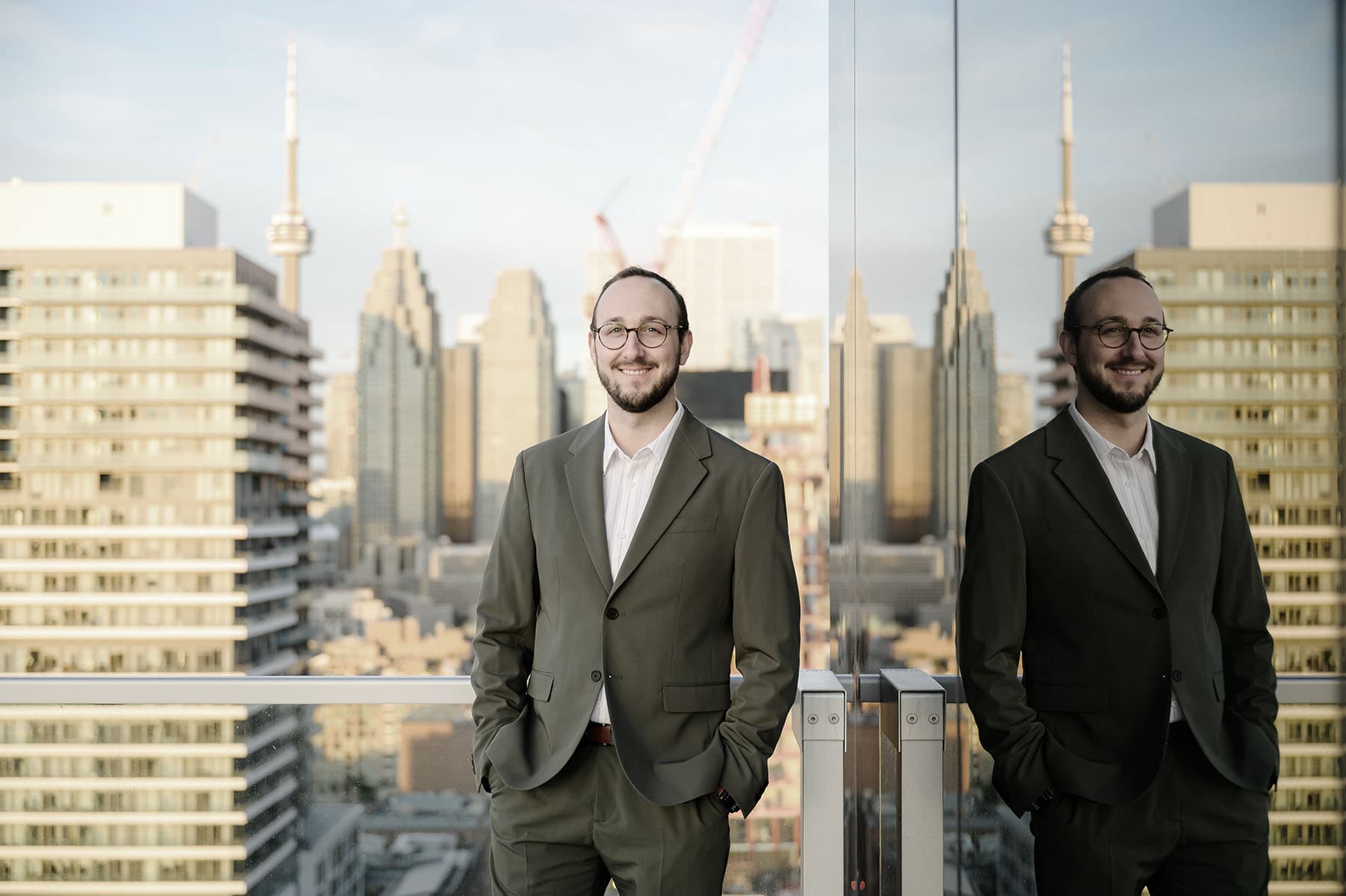 Portrait de Gabriel Tassé sur fond urbain